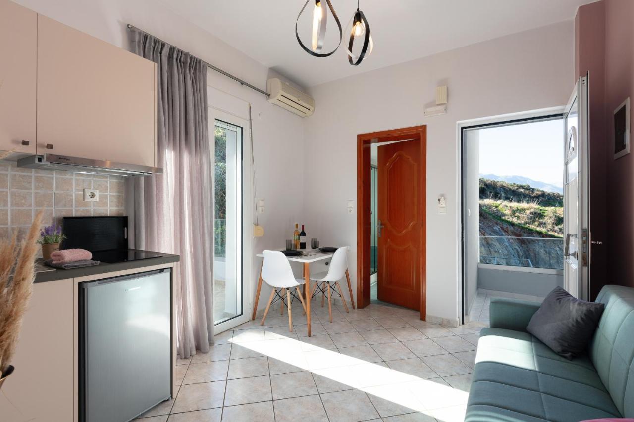 Pietra Di Mare Aparthotel Petres  Exterior photo
