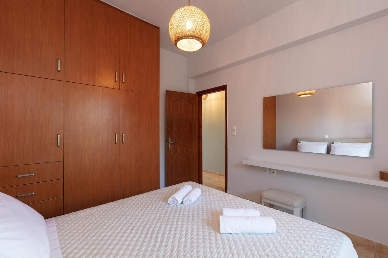 Pietra Di Mare Aparthotel Petres  Exterior photo
